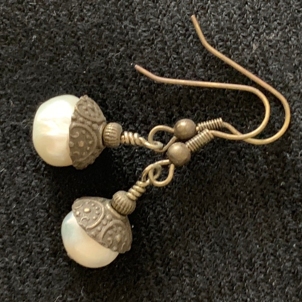 Freshwater pearl drop earrings